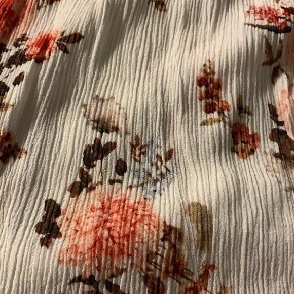 Women’s super cute white dress with flower design - Picture 2 of 6